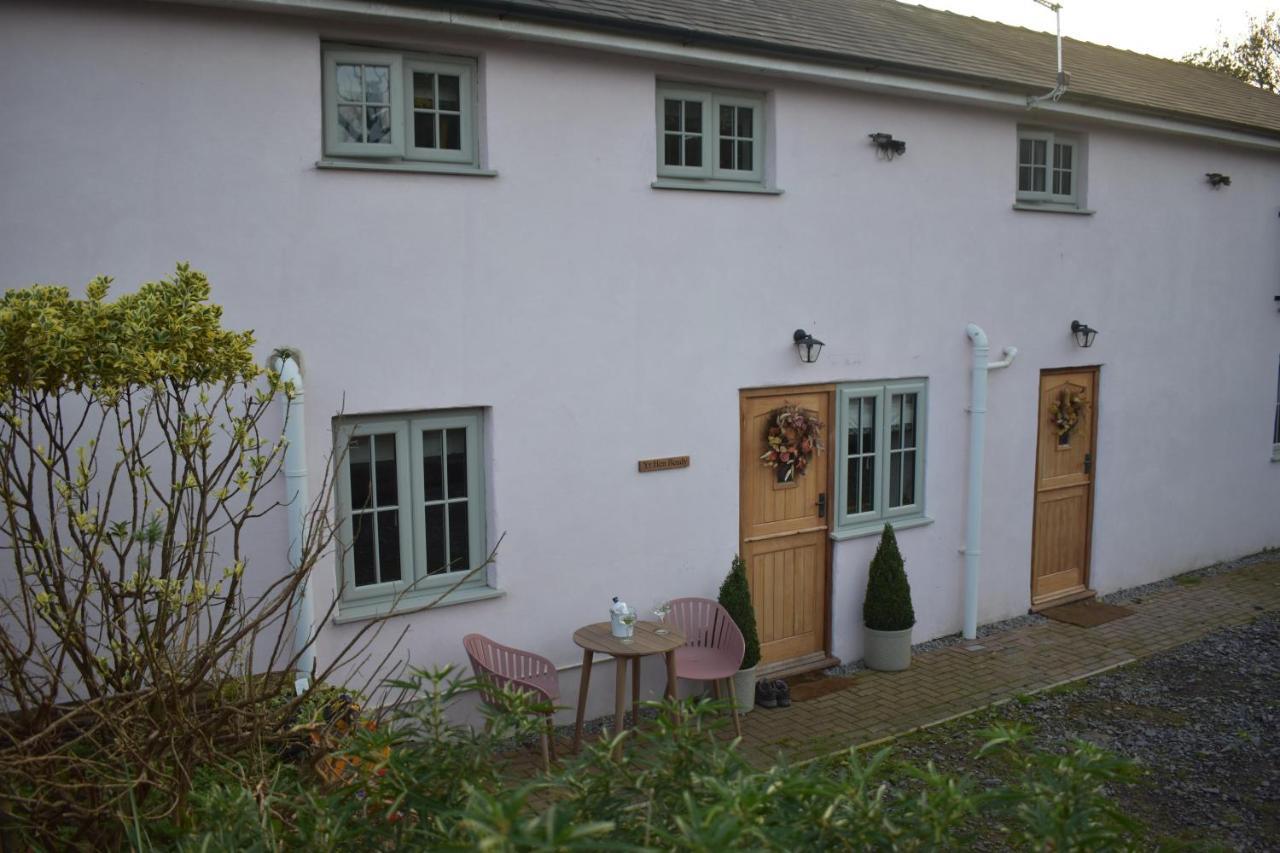 Luxury 2-Bed Barn Conversion In Llansteffan Carmarthen Exteriör bild
